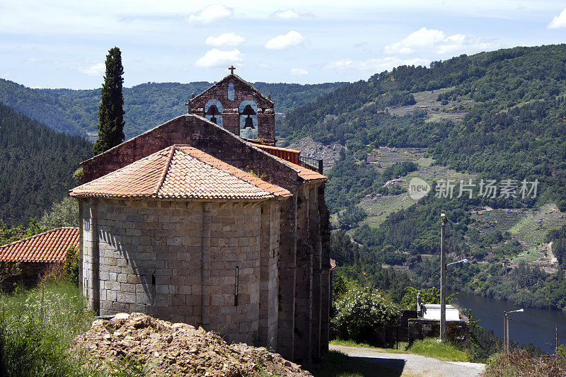 教堂，屋顶和钟楼，Ribeira Sacra景观，加利西亚，西班牙。